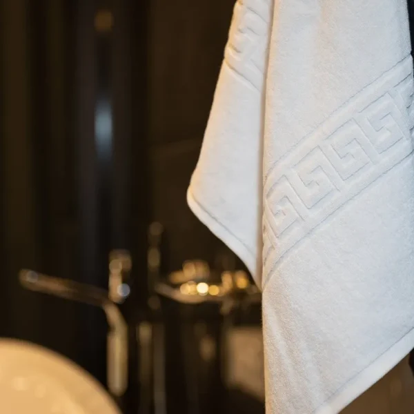 Prosop de Lux 70×130cm 100% Bumbac Pieptanat 650 g/mp-Alb